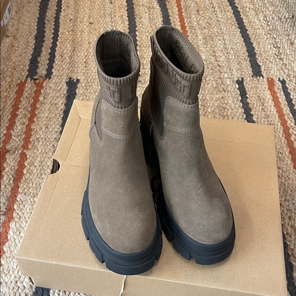 UGG Brooklyn Chunky Heel Boots - Picture 3 of 7